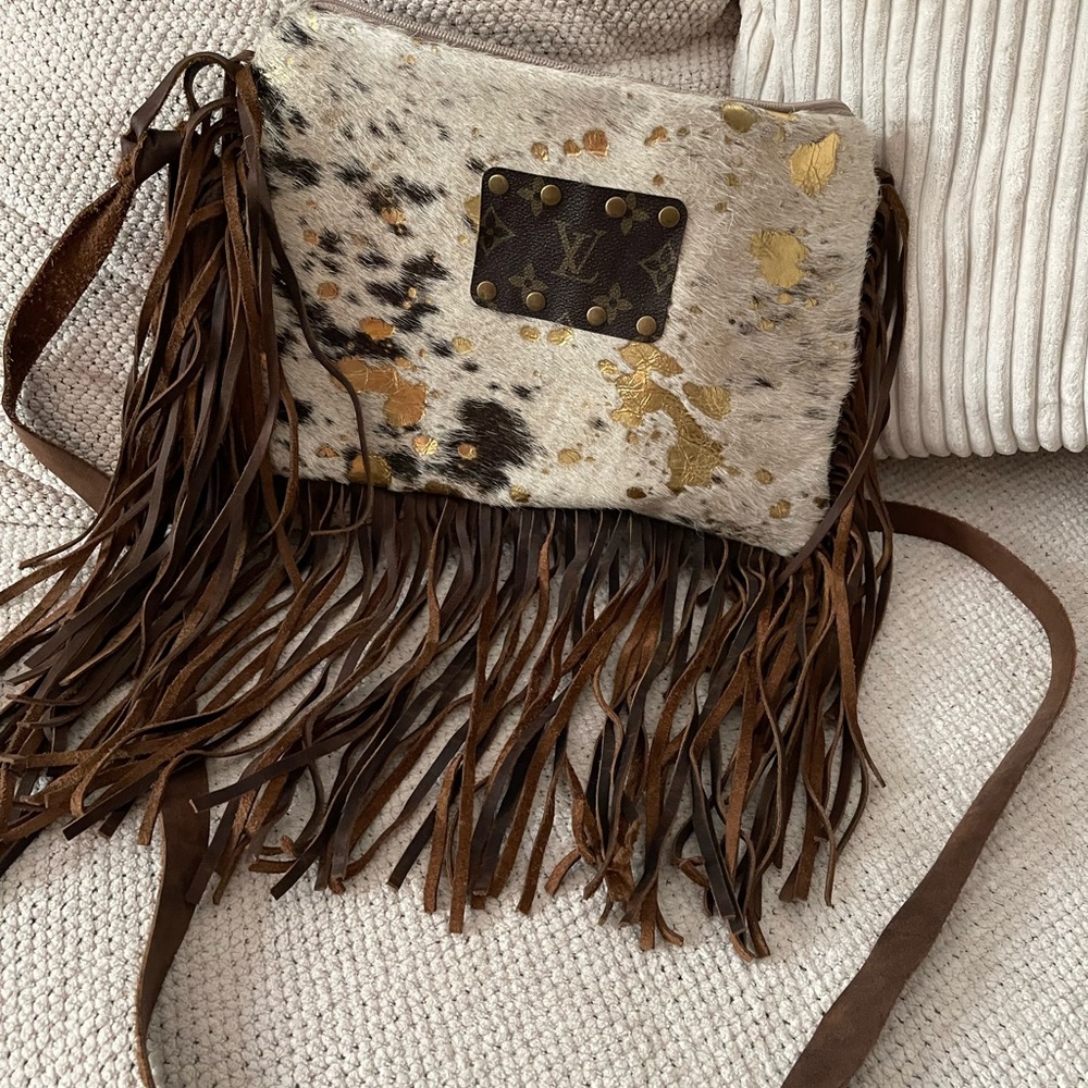 Fringe Crossbody Bag with Cowhide and Gold Accent - Brown/White